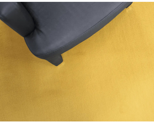 Vue détaillée d''un fauteuil gris sur un tapis