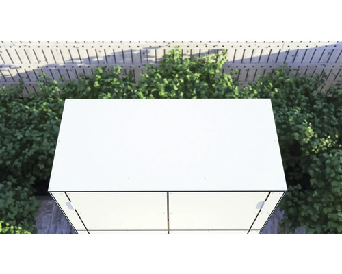 Construction de toit en panneaux devant des plantes vertes