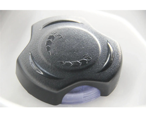 Tankdeckel mit Drehverschluss für Kraftstoffbehälter mit ''Offen'' und ''Geschlossen'' Markierung.