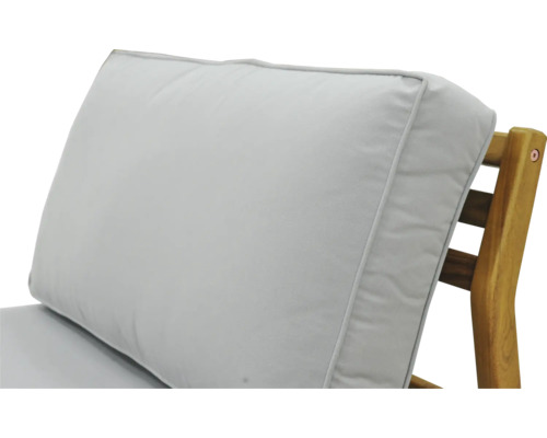 Nahaufnahme eines hellen Kissens auf einem Gartenstuhl
