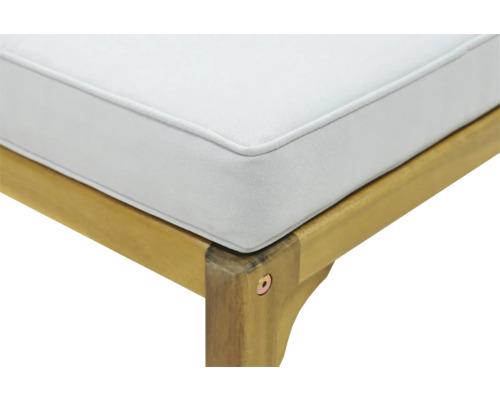 Detailaufnahme einer Gartenbank mit Holzrahmen und Sitzkissen