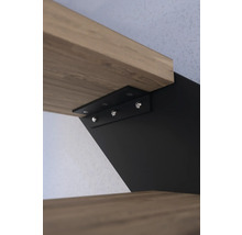 Vue détaillée d''une fixation d''escalier avec des marches en bois et un support métallique noir.