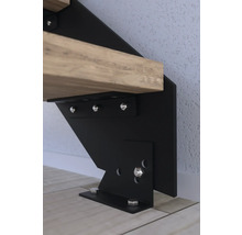 Vue détaillée d''un limon d''escalier en métal noir avec une marche en bois, fixée par des vis.