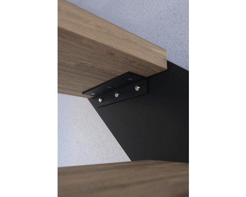 Detailaufnahme eines Holzregals mit schwarzer Metallhalterung und silberfarbenen Schrauben