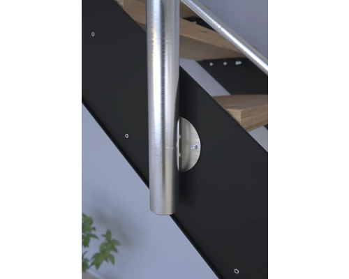 Vue détaillée d''un escalier avec rampe en acier inoxydable et limon noir