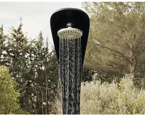 Funktionierende Gartendusche vor Baumkulisse