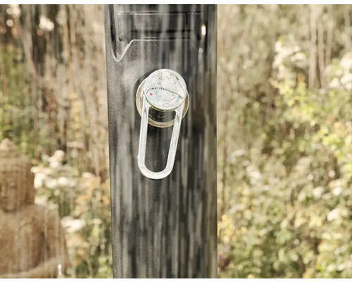 Nahaufnahme einer Gartendusche mit Wasserhahn