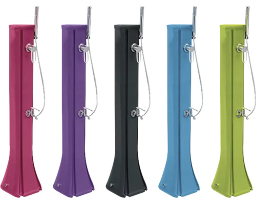 Plusieurs douches d''extérieur en plastique avec pommeau de douche et robinetterie