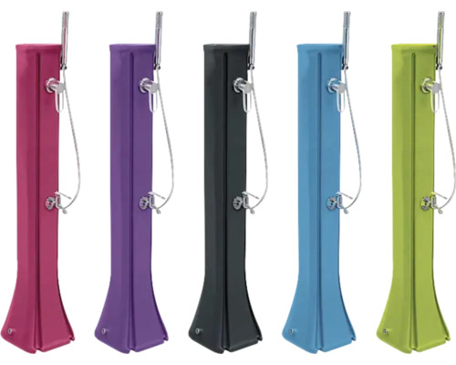 Plusieurs douches d''extérieur en plastique de différentes couleurs.