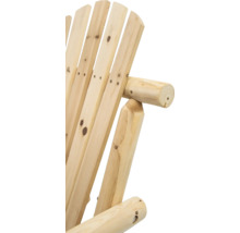 Detailansicht eines Holzstuhls mit Armlehne