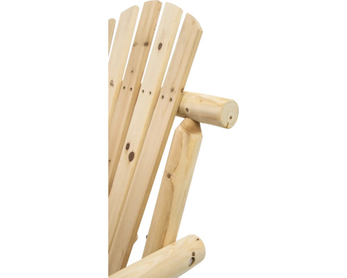 Detailansicht eines Holzstuhls mit Armlehne