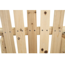 Detailansicht der Holzlatten einer Gartenbank, befestigt mit Schrauben