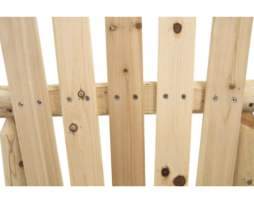 Detailansicht der Holzlatten einer Gartenbank, befestigt mit Schrauben