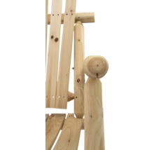 Detailansicht eines Holzgartenstuhls