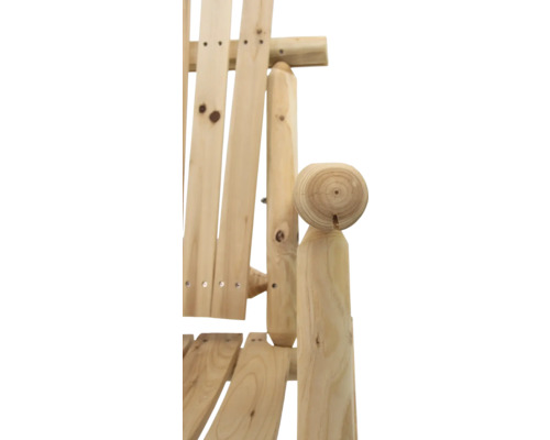 Detailansicht eines Holzgartenstuhls