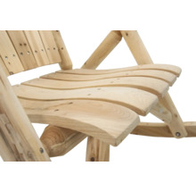 Detailansicht eines Holzstuhls mit geschwungenen Sitzflächen