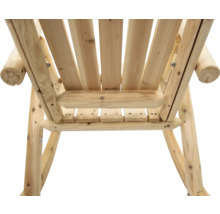 Detailansicht eines Holzstuhls mit Armlehnen