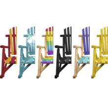 Mehrere Holzstühle in verschiedenen Farben