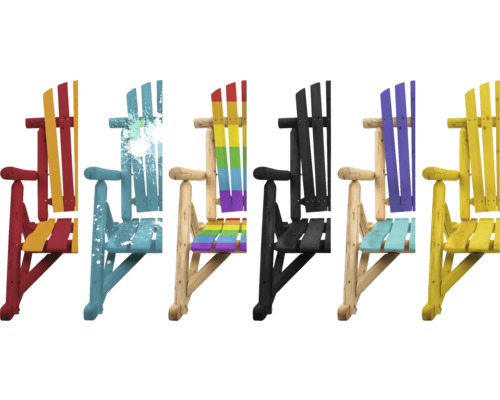 Mehrere Holzstühle in verschiedenen Farben