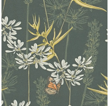 Motif de papier peint avec des fleurs et un papillon