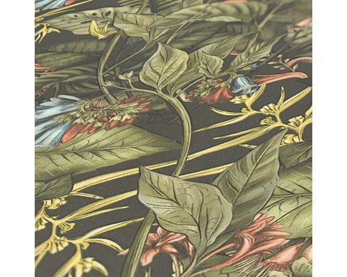 Detailaufnahme einer dunklen Tapete mit üppigem Blatt- und Blütenmuster