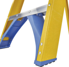 Detailansicht einer gelben Leiter mit blauen Verstrebungen und silberfarbenen Beschlägen