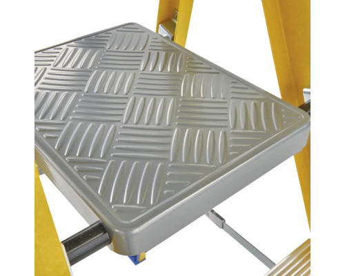 Gros plan d''une plateforme d''échelle avec une surface rainurée.