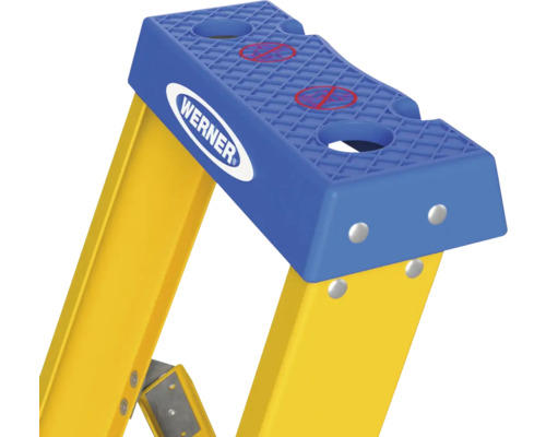 Gros plan d''une échelle jaune Werner avec plateforme bleue