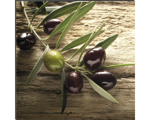 Branche d''olivier avec olives sur fond en bois