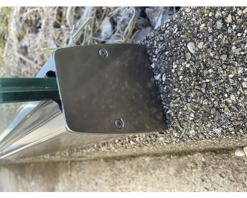 Detailaufnahme einer Glasgeländerbefestigung mit Schrauben