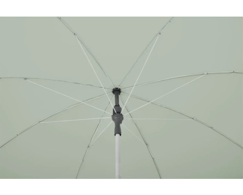 Vue de dessous d''un parasol ouvert avec baleines et mât