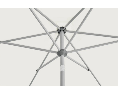 Vue détaillée d''un parasol ouvert avec armature métallique et toit de parasol