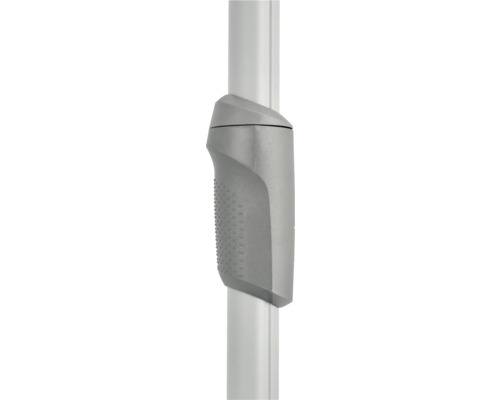 Grauer Griff an einem Rohr