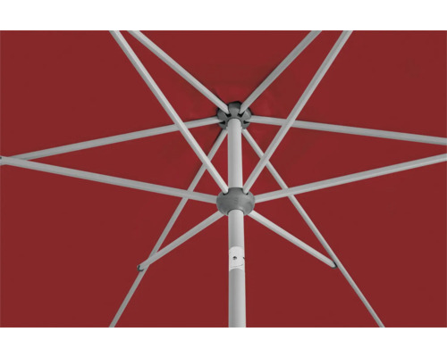 Detailaufnahme der Unterseite eines roten Sonnenschirms mit Metallgestell