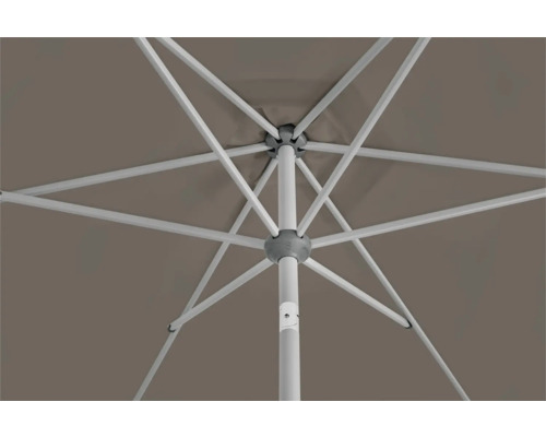 Vue de dessous d''un parasol avec cadre clair et toile marron