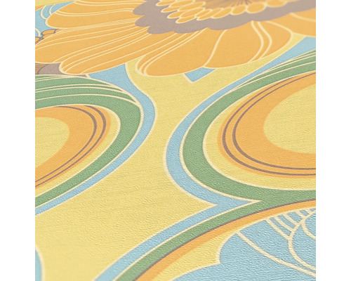 Gros plan d''un papier peint avec des motifs de fleurs et de vagues