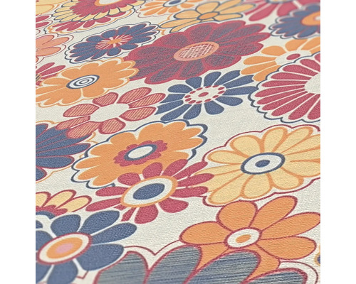 Gros plan d''un papier peint à motifs floraux