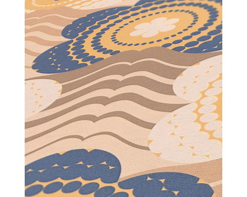 Nahaufnahme einer gemusterten Tapete mit floralen und wellenförmigen Elementen