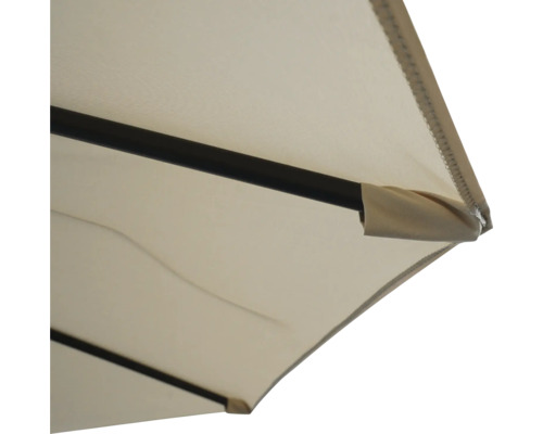 Gros plan d''un parasol rectangulaire avec structure