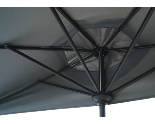 Vue détaillée du dessous d''un parasol de jardin avec armature métallique