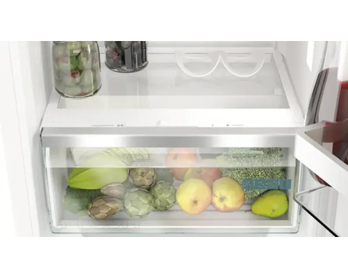 Intérieur d''un réfrigérateur avec un tiroir à légumes et à fruits