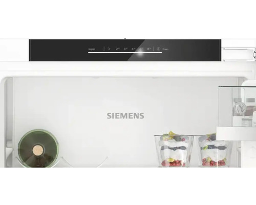 Innenraum eines Siemens Kühlschranks mit digitaler Temperaturanzeige und Lebensmitteln