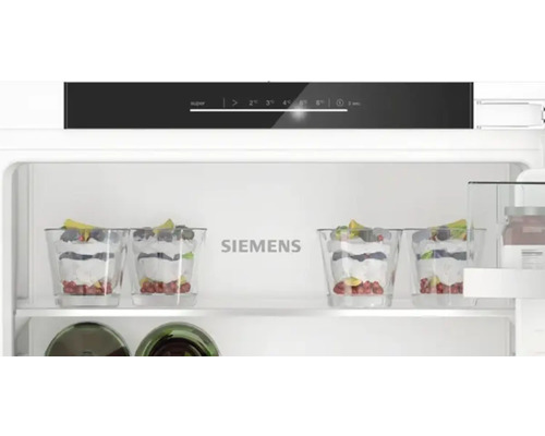 Intérieur d''un réfrigérateur avec des aliments et le logo Siemens