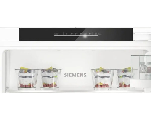 Innenraum eines Kühlschranks mit Desserts und Siemens Logo
