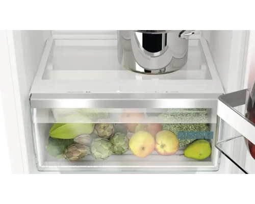 Innenraum eines Kühlschranks mit Gemüsefach und Kochtopf