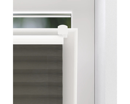 Detailansicht eines grauen Doppelrollos am Fenster mit weissem Rahmen