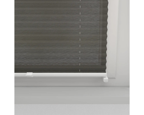 Graues Plissee am Fenster
