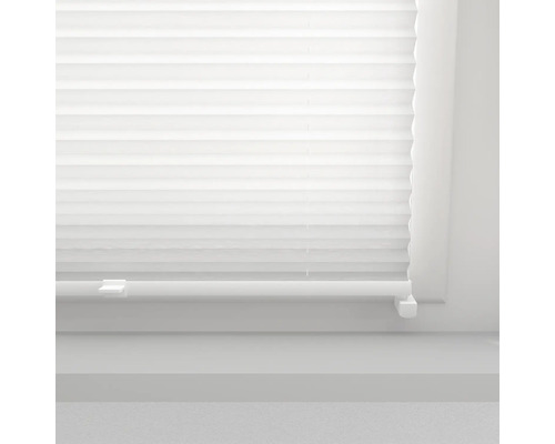 Nahaufnahme einer weissen Plisseejalousie am Fenster