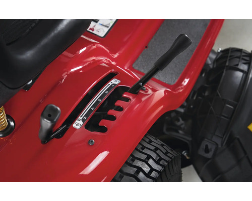 Gros plan de la transmission d''un tracteur de jardin