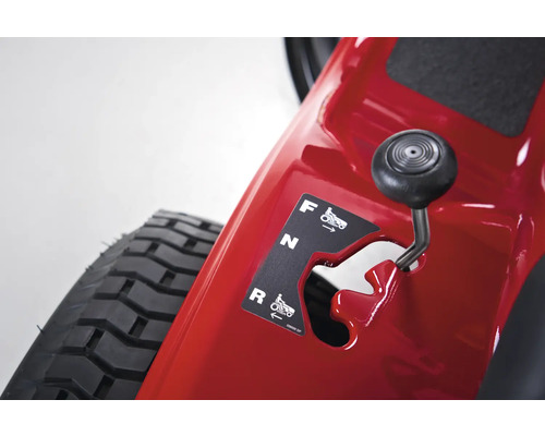 Vue détaillée du levier de vitesse d''un tracteur de pelouse